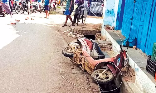 வடசேரியில் இருசக்கர வாகனத்தில் சென்ற தாய்-மகன் மீது அறுந்து விழுந்த மின்வயர்