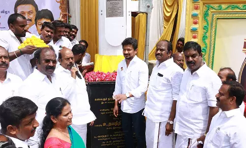 கள்ளக்குறிச்சி மணலூர்பேட்டையில் 100 அடி கம்பத்தில் அமைச்சர் உதயநிதி ஸ்டாலின் தி.மு.க. கொடியேற்றினார்- தொண்டர்கள் உற்சாக வரவேற்பு