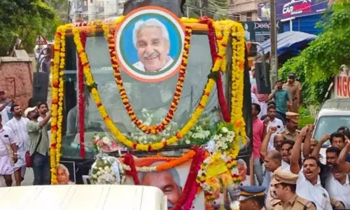 திருவனந்தபுரத்தில் இருந்து கோட்டயத்துக்கு உம்மன்சாண்டி இறுதி ஊர்வலம்- சொந்த ஊரில் நாளை உடல் அடக்கம்