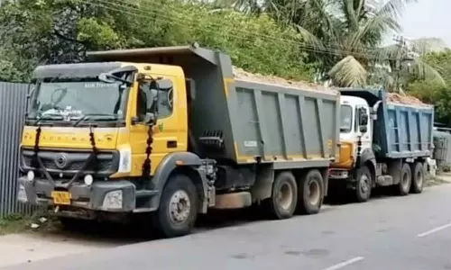 பெரியபாளையம் அருகே அனுமதியின்றி சவுடு மண் ஏற்றி வந்த 2 லாரிகள் பறிமுதல்