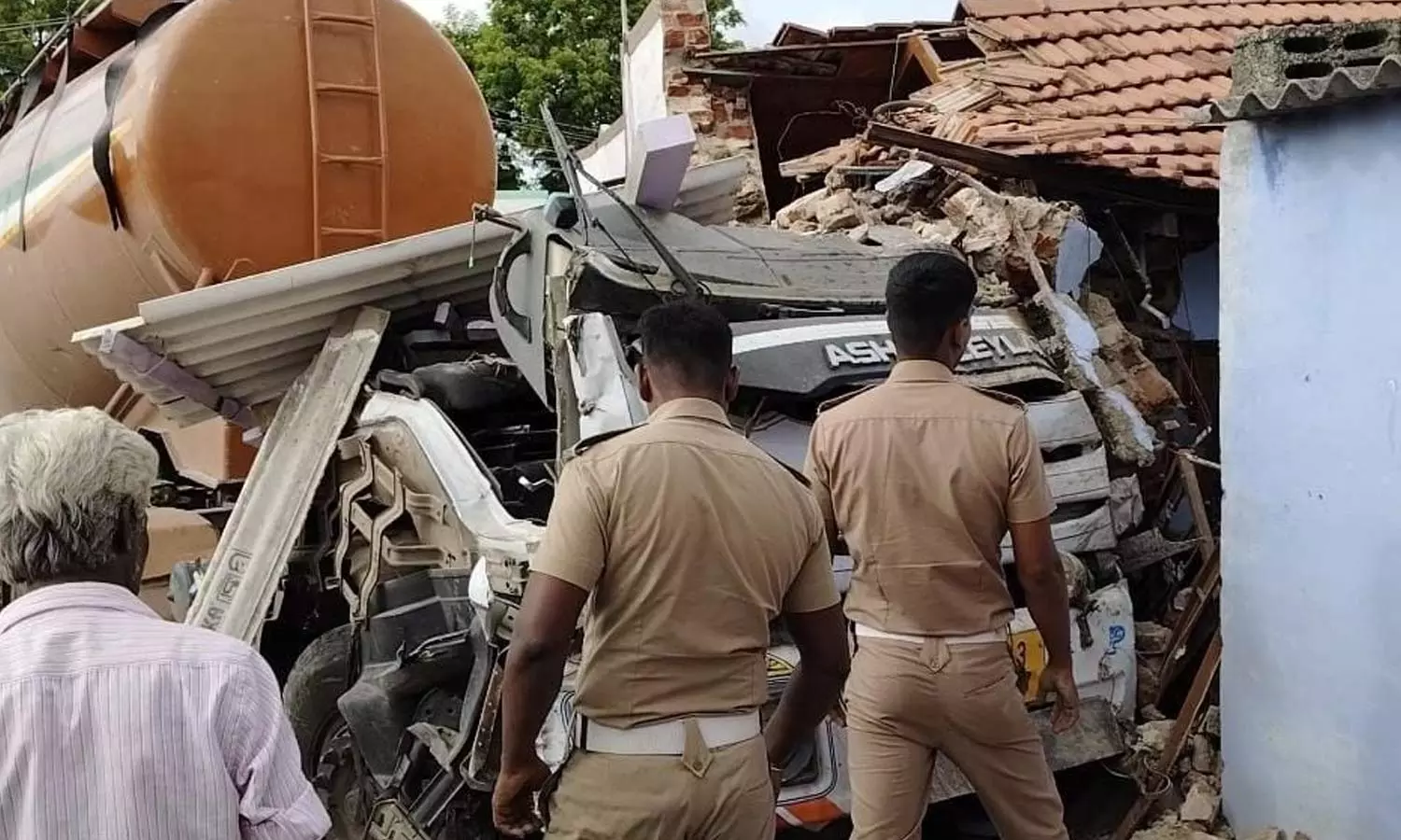 கடைக்குள் லாரி புகுந்து விபத்து: 3 பேர் உடல் நசுங்கி பலி | Truck rammed into shop near Tarapuram;