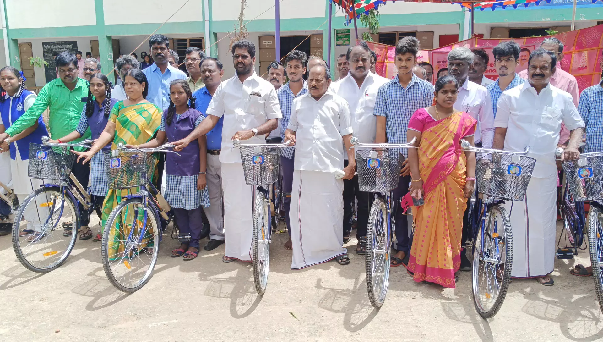 பள்ளி மாணவ-மாணவிகளுக்கு விலையில்லா சைக்கிள் பள்ளி மாணவ-மாணவிகளுக்கு விலையில்லா சைக்கிள்