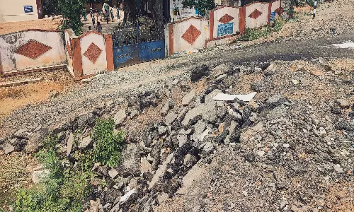 செம்பட்டி அருகே செங்குத்தான சாலையால் விபத்து அபாயம்