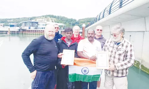 இங்கிலீஸ் கால்வாயில் 72 கி.மீ கடல் தூரம் நீந்தி தேனி சிறுவன் சாதனை