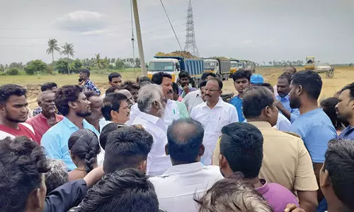 சுரங்கப்பாதை அமைக்ககோரி லாரியை சிறைப்பிடித்து கிராம மக்கள் போராட்டம்