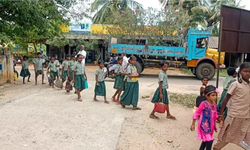 பள்ளி வளாகத்தில் ஆக்கிரமிப்பு