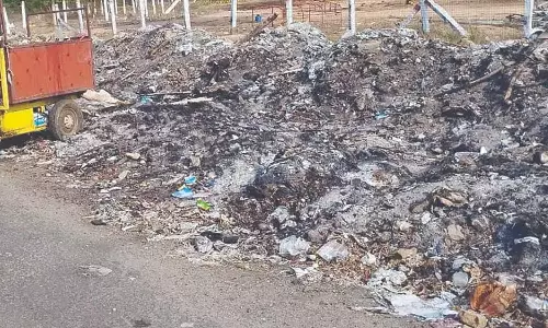 மீஞ்சூர் அருகே குடியிருப்பு பகுதியில் குப்பைகள் கொட்ட எதிர்ப்பு- பொதுமக்கள் போராட்டம்