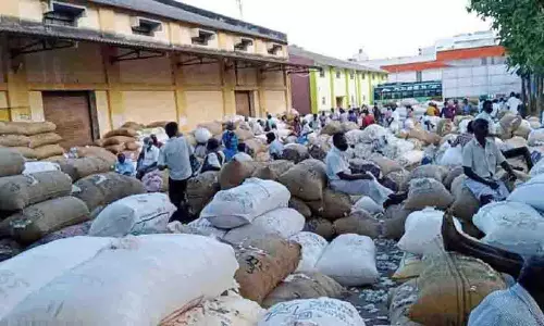 அரூர் வேளாண் உற்பத்தியாளர்கள் கூட்டுறவு சங்கத்தில் மேற்கூரை அமைத்து தர வேண்டும்