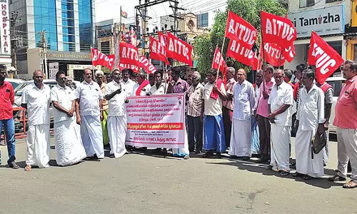 திருச்செங்கோட்டில் ஏ.ஐ.டி.யு.சி. சார்பில் ஆர்ப்பாட்டம்