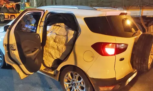 வாகன சோதனையில் சொகுசு காரில் கடத்திய 20 மூட்டை குட்கா சிக்கியது- 2 டிரைவர்கள் கைது