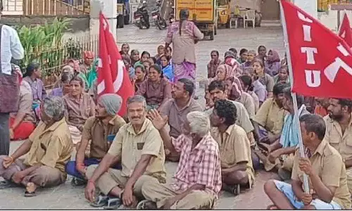 பல்லடம் நகராட்சி அலுவலகம் முன்பு சுகாதாரப்பணியாளர்கள் தர்ணா போராட்டம்