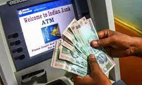 நாமக்கல்லில் உதவி கேட்ட பெண்ணிடம் ஏ.டி.எம். கார்டை வாங்கி ரூ.1.22 லட்சம் மோசடி