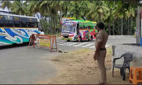 உடுமலை அருகே குதிரையாறு சோதனை சாவடியில் போலீசார் தீவிர கண்காணிப்பு