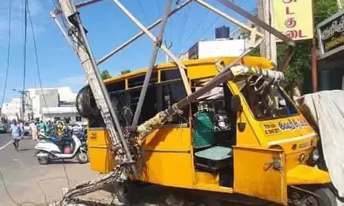 மின்கம்பம் மீது மோதிய ஷேர் ஆட்டோ