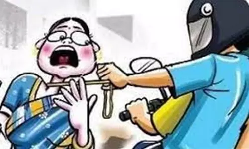 நடந்து சென்ற மூதாட்டியிடம் செயின் பறிப்பு