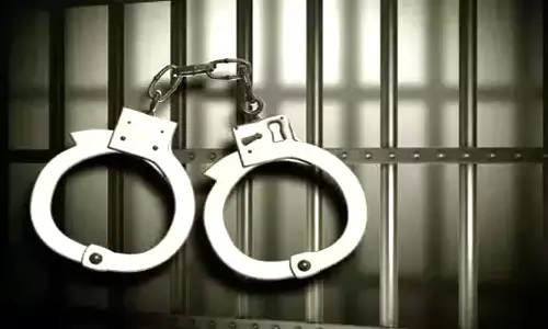 நெகமம் அருகே பெண்ணை தென்னை மட்டையால் தாக்கிய வாலிபர் கைது