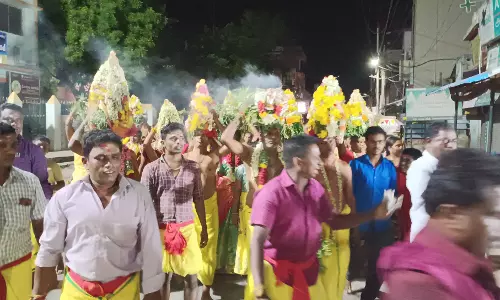 பெண்கள் அக்னி சட்டி ஊர்வலம்