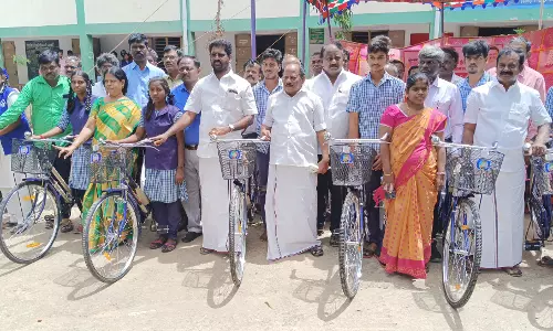 பள்ளி மாணவ-மாணவிகளுக்கு விலையில்லா சைக்கிள்