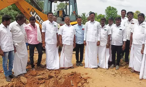 கஸ்தூரி கோம்பை கிராமத்தில் தார் சாலை அமைக்க பூமி பூஜை