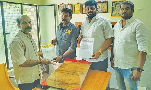 பாளையில் விபத்துகளை தடுக்க வேகத்தடை அமைக்க வேண்டும்- நெடுஞ்சாலைத்துறை அதிகாரியிடம் கோரிக்கை