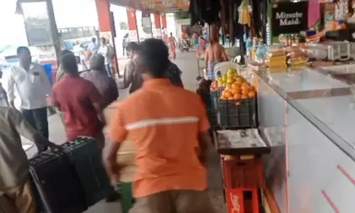 ஆக்கிரமிப்புகளை அகற்றிய அதிகாரியுடன் வாக்குவாதத்தில் ஈடுபட்ட கடை உரிமையாளர்கள்