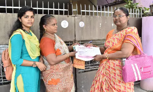 ஈரோட்டில் ரேஷன் கடை ஊழியர்கள் வீடு, வீடாக சென்று டோக்கன்-விண்ணப்பம் வினியோகம்