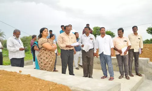 வளர்ச்சி திட்ட பணிகளை மாவட்ட கண்காணிப்பு அலுவலர் ஆய்வு
