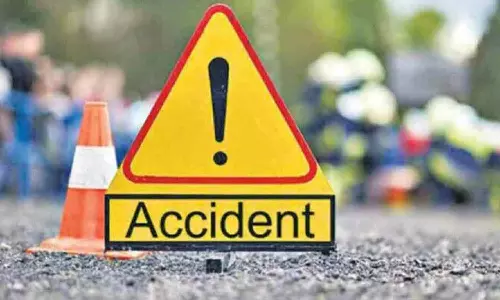 தடுப்பு சுவரில் மோட்டார் சைக்கிள் மோதியதில் புழல் பைபாஸ்சாலை மேம்பாலத்தில் இருந்து கிழே விழுந்த 2 வாலிபர்கள்