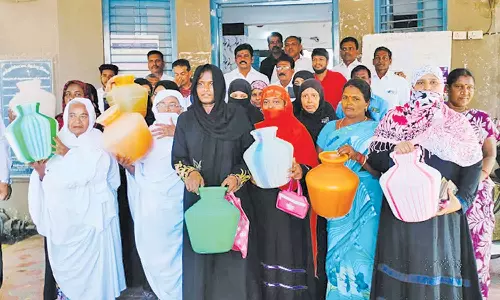 காலிக்குடங்களுடன் பெண்கள் முற்றுகை போராட்டம்