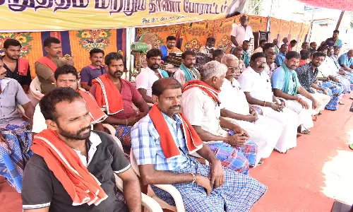 சுமை தூக்கும் தொழிலாளர்கள் 8-வது நாளாக வேலை நிறுத்தம்