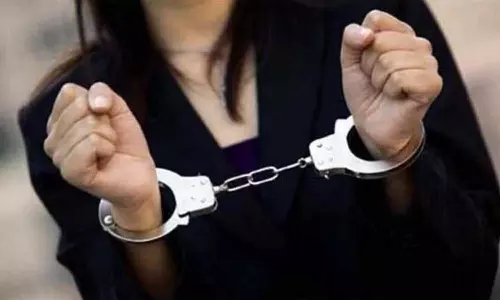 மகனை கொல்ல கூலிக்கு ஆள் தேடிய தாய்: சாமர்த்தியமாக கைது செய்த அமெரிக்க காவல்துறை