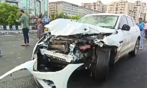 அகமதாபாத்தில் ஜாகுவார் கார் மோதியதில் 9 பேர் பலி.. தலா ரூ.4 லட்சம் நிவாரணம் அறிவிப்பு