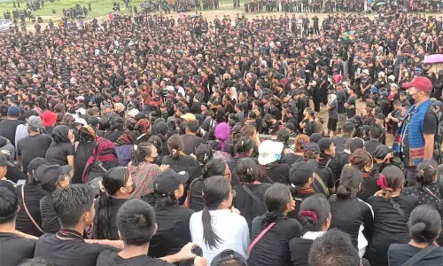 பழங்குடியின பெண்களை நிர்வாணமாக்கிய கொடூரம்.. மணிப்பூரில் வெடித்த போராட்டம்