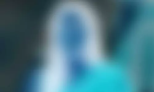 கணவர் தயாரித்த வெப் சீரிஸில் முத்த காட்சியில் நடித்த அம்மா நடிகை