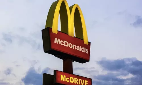 சூடான சிக்கன் பட்டதால் சிறுமியின் கால் வெந்தது.. 8 லட்சம் டாலர் இழப்பீடு.. மெக்டொனால்டு உணவகத்துக்கு உத்தரவு