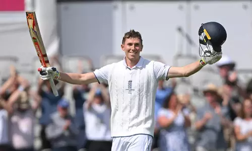 ஆஷஸ் 4-வது டெஸ்ட்: இரண்டாம் நாள் ஆட்டத்தின் முடிவில் இங்கிலாந்து அணி 384/4