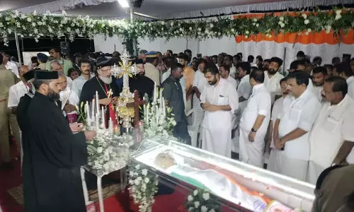 சிறப்பு பிரார்த்தனை, இறுதிச்சடங்கு முடிந்து உம்மன் சாண்டியின் உடல் நல்லடக்கம்