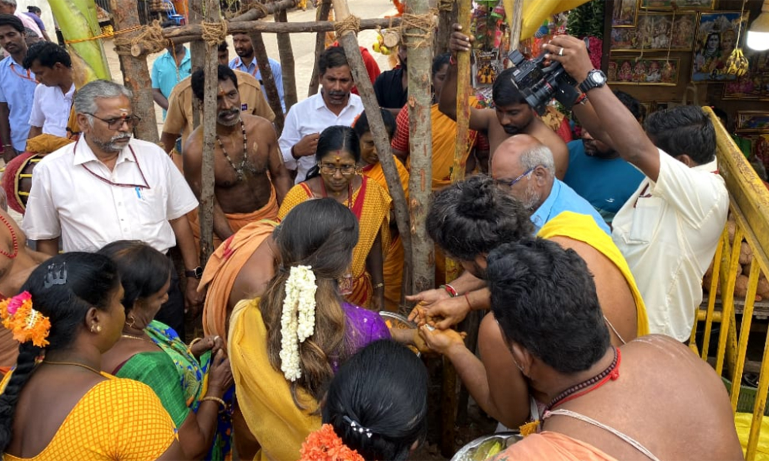 பெரியபாளையம் பவானி அம்மன் கோவிலில் பந்தகால் நிகழ்ச்சியுடன் ஆடி திருவிழா தொடங்கியது