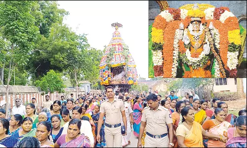 திருவதிகை வீரட்டானேஸ்வரர் கோவிலில் ஆடிப்பூர தேரோட்டம்: பெண்கள் வடம் பிடித்து இழுத்துச் சென்றனர்