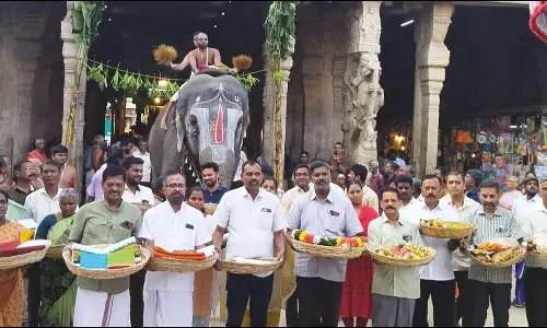 ஸ்ரீரங்கம் ரெங்கநாதர் கோவிலில் இருந்து ஸ்ரீவில்லிபுத்தூர் ஆண்டாளுக்கு வஸ்திர மரியாதை