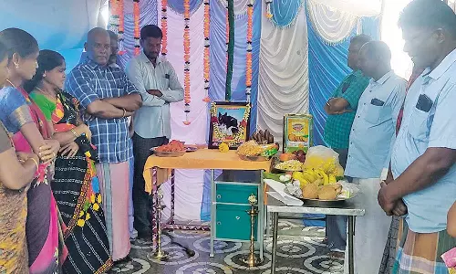 செல்லப்பிராணிக்கு படத்திறப்பு விழா நடத்திய நாகை தம்பதி- ஏராளமானோர் மலர் தூவி அஞ்சலி