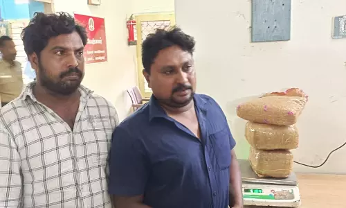 தேவாரத்தில் 5 கிலோ கஞ்சாவுடன் 2 வாலிபர்கள் கைது