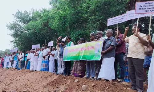 சென்னிமலை அருகே இன்று வாய்க்காலில் இறங்கி கீழ்பவானி பாசன பாதுகாப்பு இயக்கத்தினர் ஆர்ப்பாட்டம்