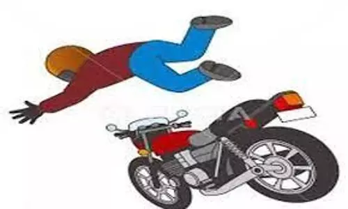 மோட்டார் சைக்கிளில் இருந்து தவறி விழுந்த வாலிபர் பலி