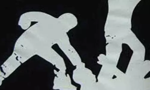 நடுரோட்டில் கேக் வெட்டி அட்டகாசம்- பிறந்தநாள் கொண்டாட்டத்தில் ஆட்டோ டிரைவர் வெட்டிக் கொலை