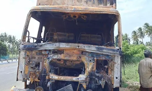 லாரி தீயில் எரிந்து நாசம்