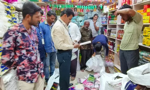 கோபிசெட்டிபாளையம் பகுதி கடைகளில் நகராட்சி அதிகாரிகள் திடீர் ஆய்வு