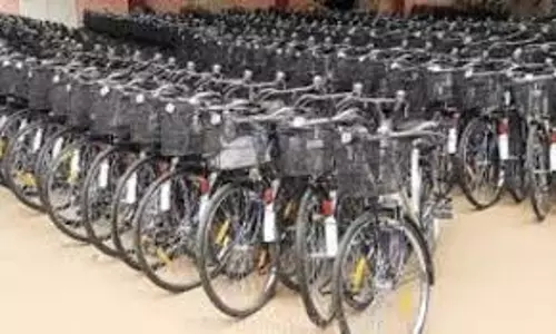 809 மாணவ-மாணவிகளுக்கு விலையில்லா சைக்கிள்கள்