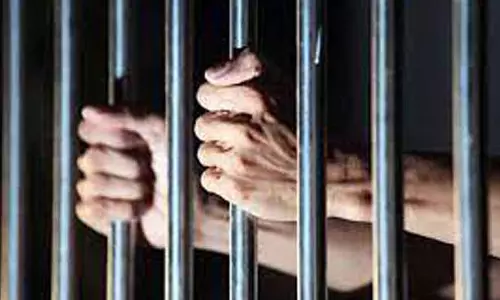 டி.என்.பாளையம் அருகே குடும்பத்தகராறில் மாமனார், மைத்துனரை கத்தியால் குத்தியவர் சிறையில் அடைப்பு