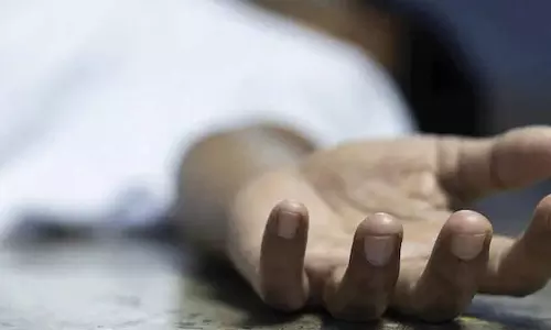 வேலூர் அருகே லாட்ஜில் ஆந்திர பெண் தற்கொலை- வாட்ஸ் அப்பில் தகவல் அனுப்பிவிட்டு தூக்கில் தொங்கினார்